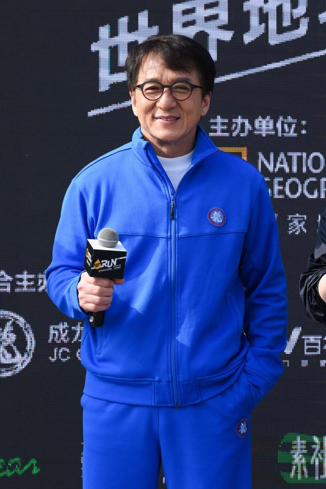 成龙长期坚持买老房子，最后却全部捐给了新加坡？