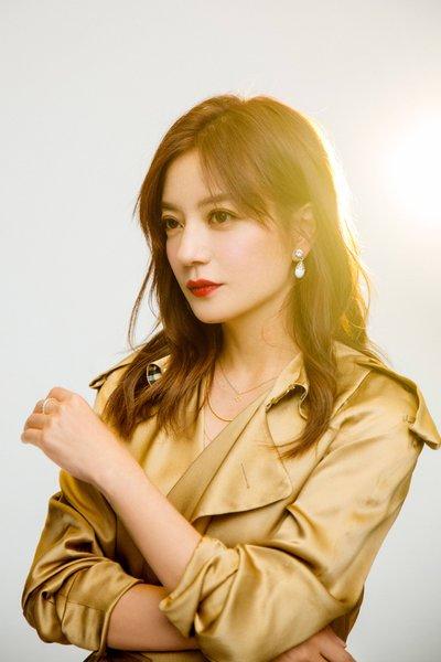 赵薇被爆在新加坡买过亿公寓，受益人或是女儿，网友：有钱太任性