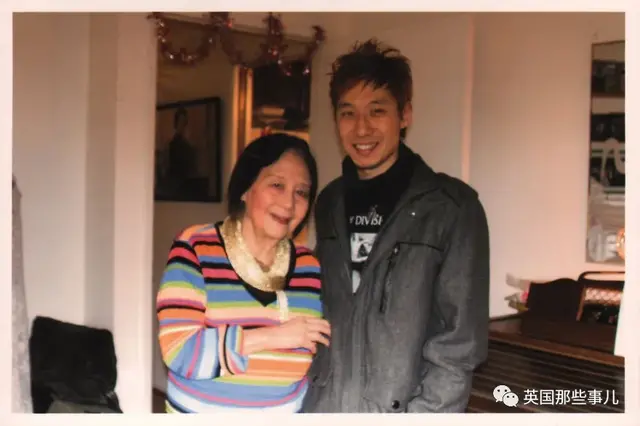 华裔小哥翻出外婆生前相册，发现是中国超红歌星