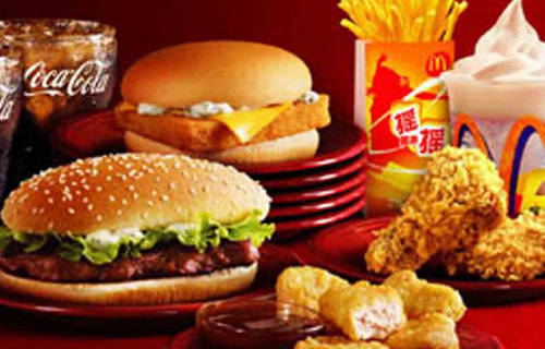 9岁男孩封锁数月后首次吃麦当劳，手握鸡块嚎啕大哭