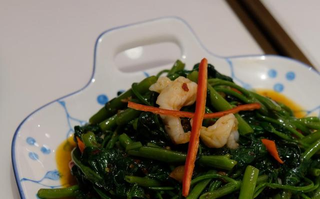 重庆人用来煮面的空心菜，加上虾仁后价格翻倍，但味道真的好