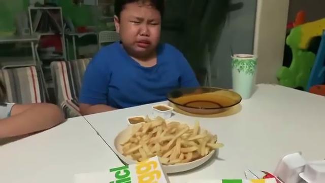 封城一个多月后终于吃上了麦当劳，新加坡9岁男孩哭惨了