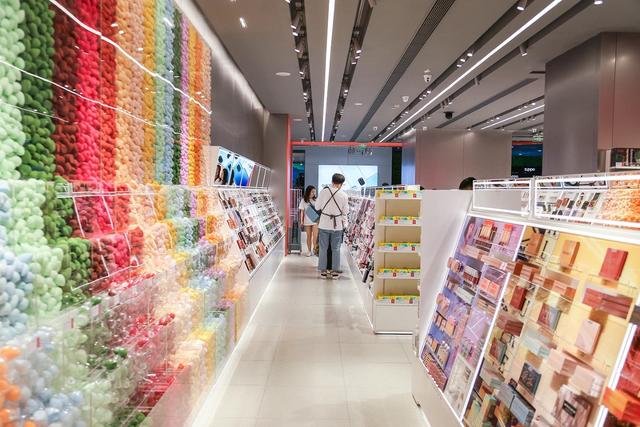 国货美妆集合店THE COLORIST和WOW COLOUR高歌猛进，年内增加过百门店