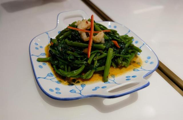 重庆人用来煮面的空心菜，加上虾仁后价格翻倍，但味道真的好