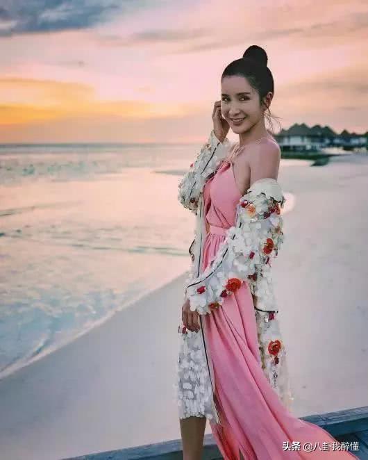 她是新加坡名媛，家中爱马仕全是限量版，今43岁和子女像同龄人