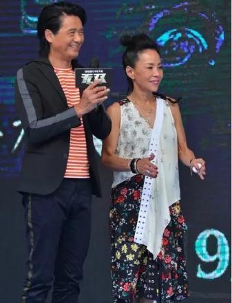 周润发61岁老婆时髦不减当年！穿衣个性有心机，只是至今无儿女
