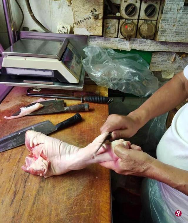 「新加坡」本地猪肉批发价大幅上涨至8新币（约40元人民币）