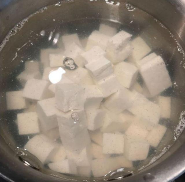 这才是麻婆豆腐的正宗做法，色泽淡黄，豆腐嫩白而有光泽