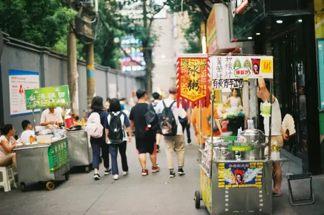 在街边小吃面前，米其林星级餐厅瞬间逊色！没有人能拒绝它的香气