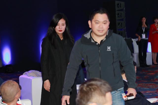 赵薇夫妇新加坡买上亿豪宅？股民官司没打完，丈夫2亿欠款将到期