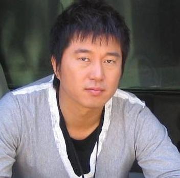 从当红歌手沦落为阶下囚的满文军，跌下神坛的背后，皆是因果轮回