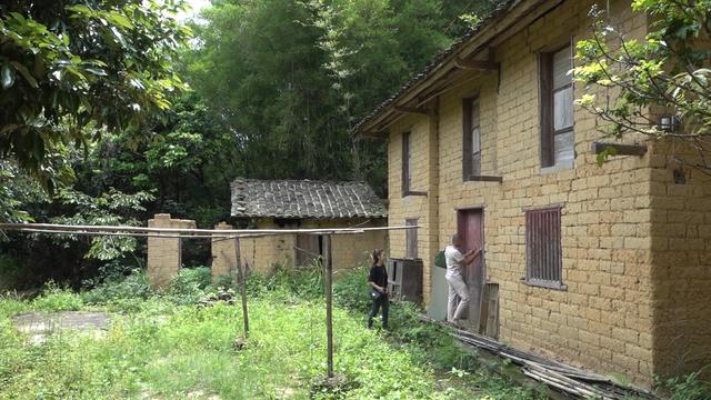 小伙随父母移民到新加坡20年，回到家乡以物是人非，房子破烂不堪