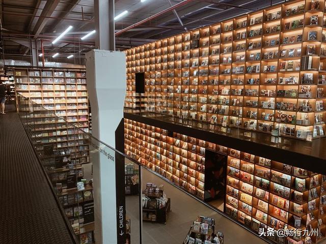 马来西亚最大书店BookXcess：看书看累了还能喝咖啡吃甜点