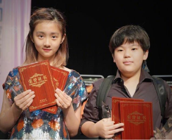 多多荣获5个冠军，黄磊孙莉笑得合不拢嘴，27万学费真的没白花