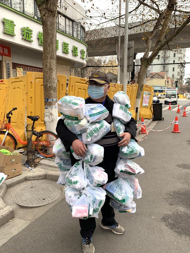 风雨无阻向前进！写在全国疫情防控阻击战取得重大战略成果之际