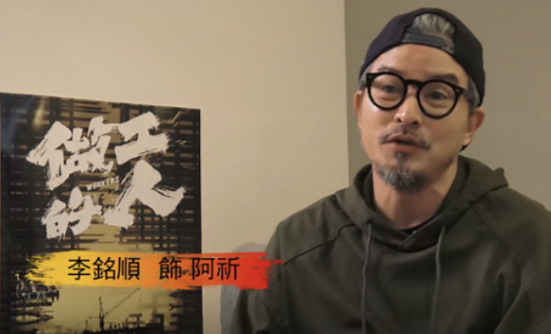 49岁"杨过"双鬓斑白显老态，戏外也爱"小龙女"，11年婚姻甜蜜