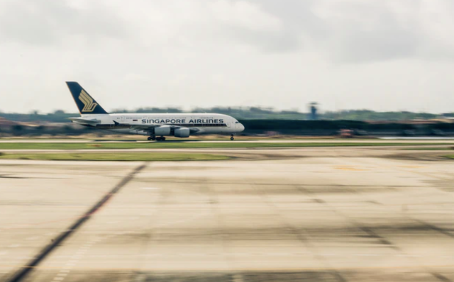 新加坡航空48年来首次净亏损 全球航空业面临“过度对冲”风险