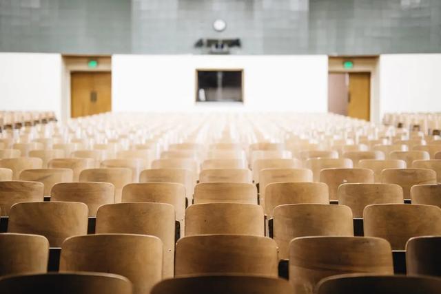 俞敏洪对话周成刚：大学教育应理想主义多一点，实用主义再少一点