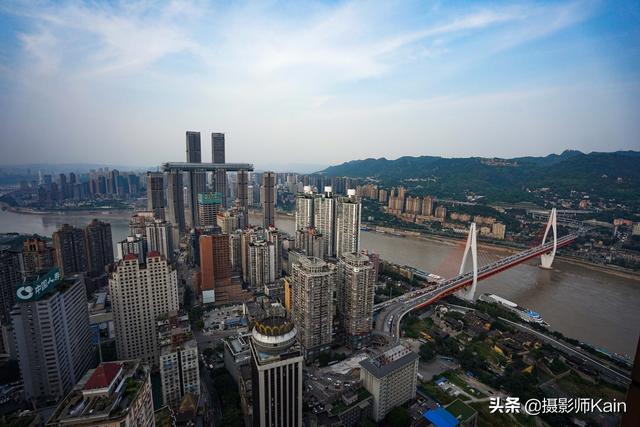 重庆最显眼的地标建筑，外地游客抢着参观，本地人却不喜欢