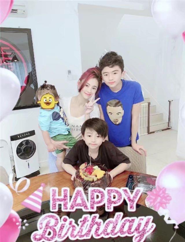 港媒再曝张柏芝小儿子生父真实身份，两人多张亲密照流出