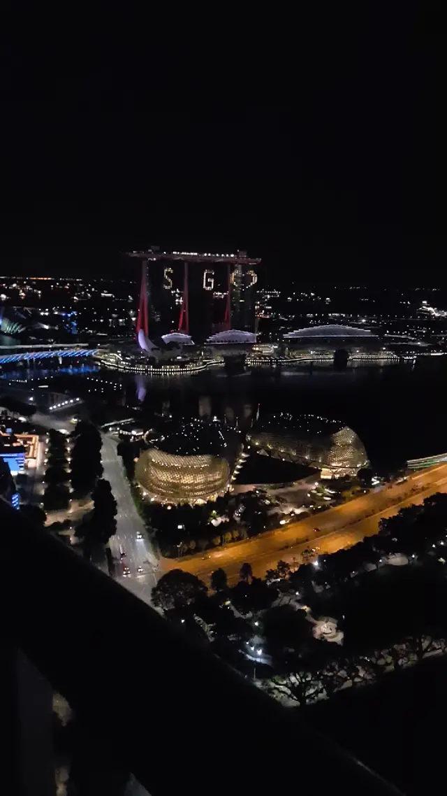 隔离酒店阳台拍摄:美丽的新加坡夜晚