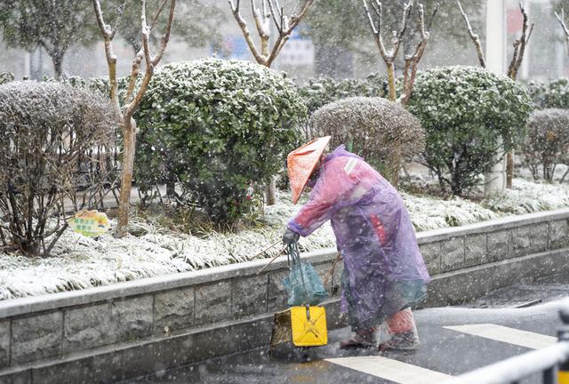 风雨无阻向前进！写在全国疫情防控阻击战取得重大战略成果之际