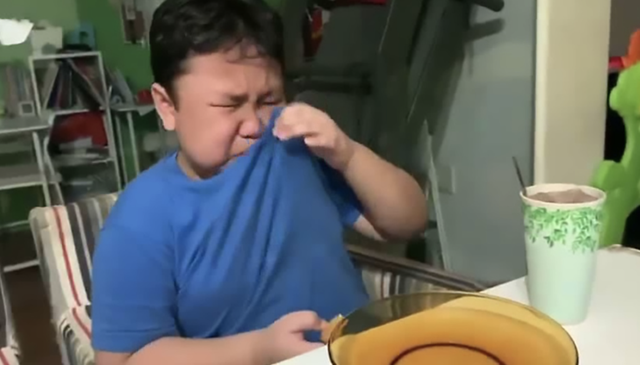 疫情期居家隔离 好不容易吃上某当劳 新加坡9岁男孩喜极而泣