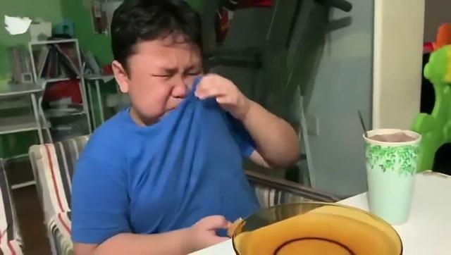 等了10周，9岁新加坡男孩吃到久违的美食快餐，忍不住掉下眼泪