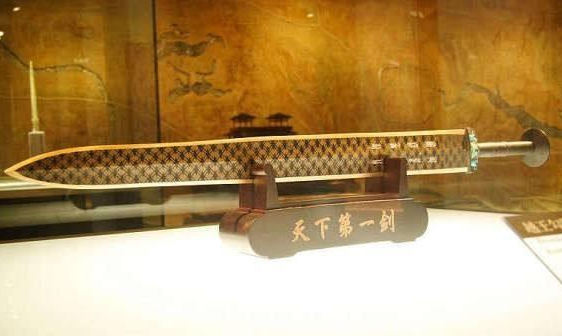 2500年未锈蚀的天下第一剑，“出土见血”，新加坡展览出意外？