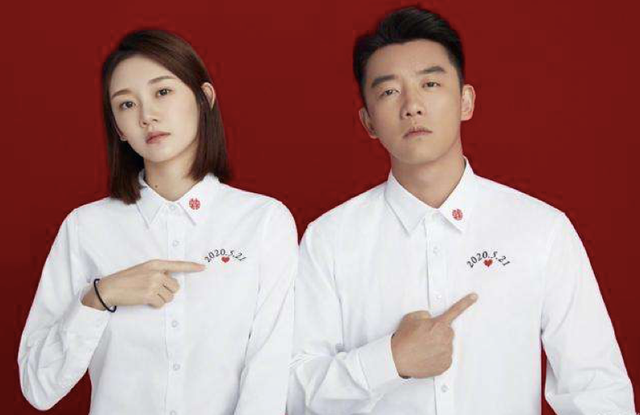 比赵丽颖冯绍峰要干脆，郑恺和苗苗晒出结婚照，跑男团李晨送祝福