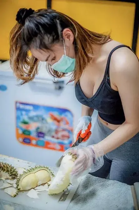 八块腹肌卖榴莲，不进门理发…各国疫情下的神操作，也太拼了哈哈