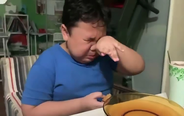 新加坡男孩封锁数月后第一次吃麦当劳，握着鸡块彻底崩溃嚎啕大哭