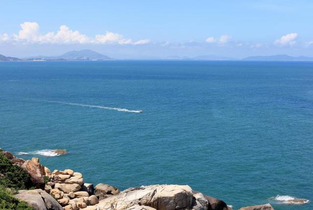 1天之内，美国海空军相继出动，在黄海和南海展开抵近航行飞行