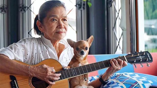 泰国奶奶弹唱治愈千万人，有趣的灵魂永远不会衰老