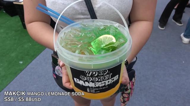 新加坡街头美食，超大桶柠檬薄荷冰茶，用桶装的冰茶夏天喝爽歪歪