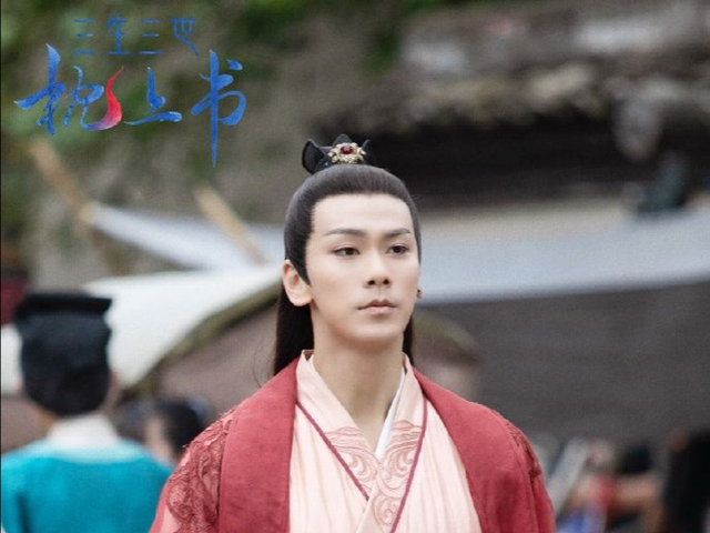 《枕上书》的魔君来头不小，曾在新加坡红极一时，还娶到古装女神