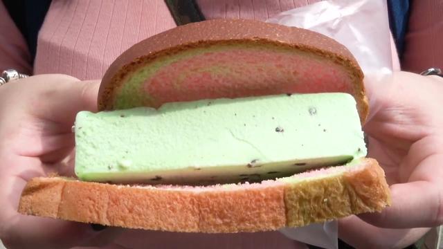 刀切冰淇淋夹吐司夹华夫的吃法，到新加坡路边摊一定要尝一尝