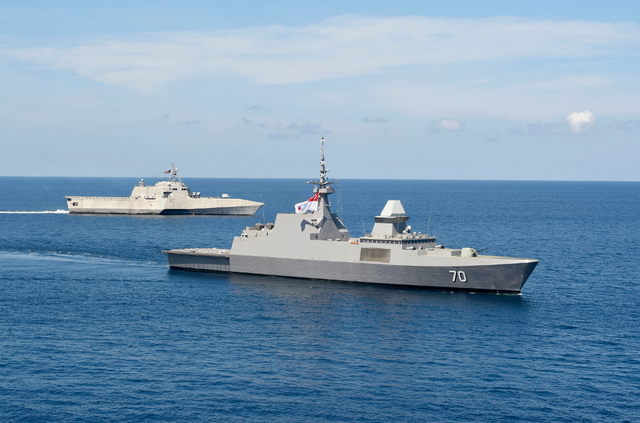 美军濒海战斗舰又来南海 还带着新加坡隐形护卫舰一起演练