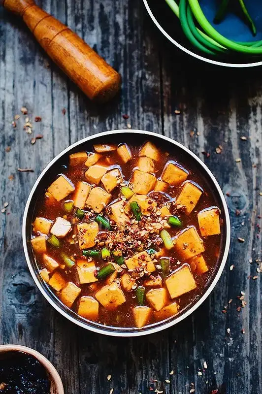 这才是麻婆豆腐的正宗做法，色泽淡黄，豆腐嫩白而有光泽