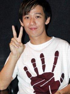 凭《桃花朵朵开》大火的阿牛，借百万整容却被妻子抛弃，今如何？