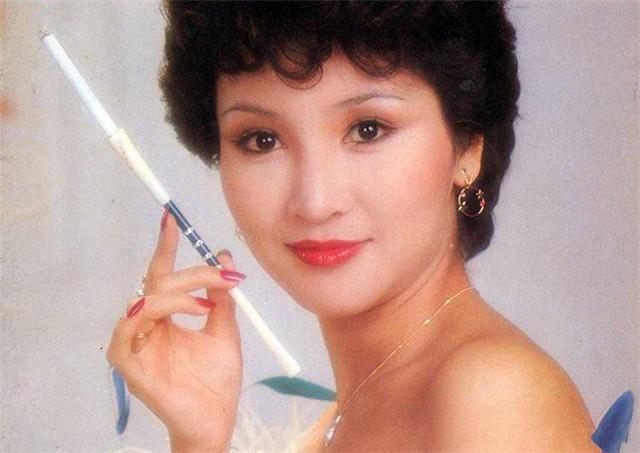 22岁当选港姐冠军，28岁生下儿子，如今69岁的拉姑风采依旧