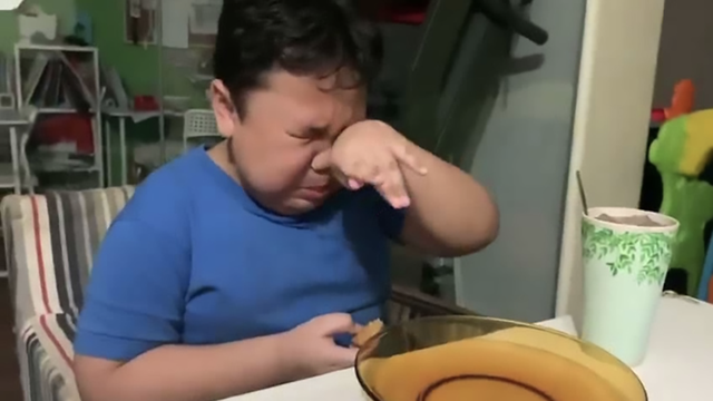 疫情期居家隔离 好不容易吃上某当劳 新加坡9岁男孩喜极而泣