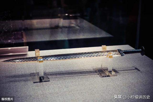 越王勾践剑出土时“滴血认主”，被新加坡借走展览，遭受严重破坏