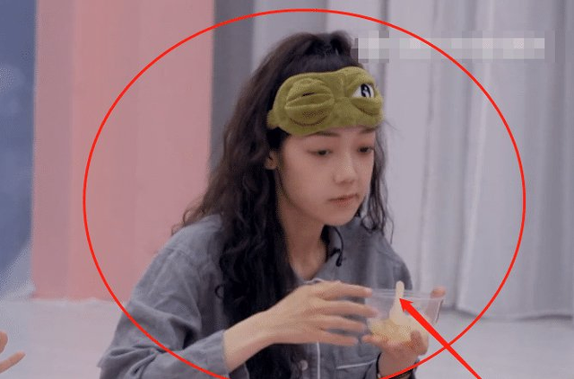 创3训练生的“睡衣照”火了，她素颜的样子，撞脸王菲的女儿李嫣