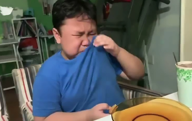 太可爱！新加坡男孩封锁数月后第一次吃麦当劳，捧着鸡块嚎啕大哭