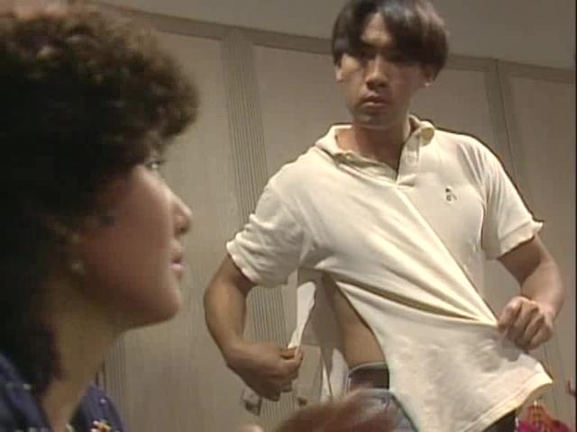 新加坡经典老片：本来就剩一件衣服，居然还破了