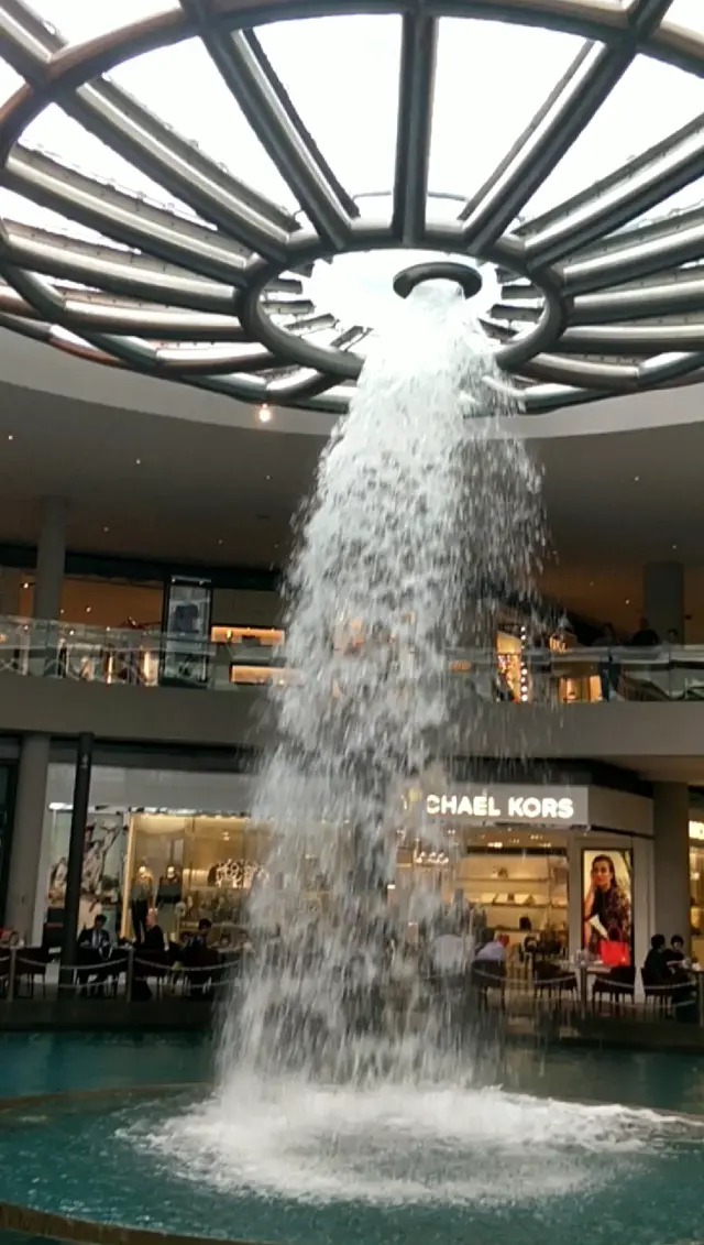 新加坡鱼尾狮商场里的瀑布