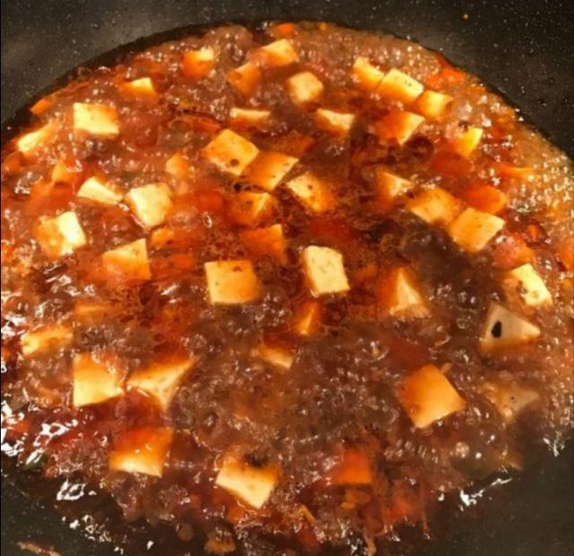 这才是麻婆豆腐的正宗做法，色泽淡黄，豆腐嫩白而有光泽