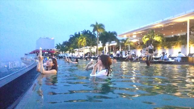 映象胶囊@新加坡，金沙无边泳池（3）夜色阑珊中，美人美景美刻！
