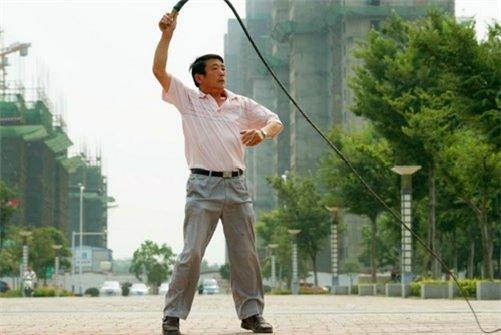 新加坡的鞭刑到底多恐怖? 为何受刑的人宁愿坐牢, 也不愿挨一鞭子